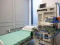 Łóżko szpitalne z aparaturą do znieczulenia ogólnego.