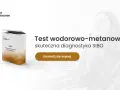Kobieta wykonująca test oddechowy SIBO z urządzeniem przy nosie, obok pudełko testu.