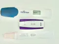 Trzy testy ciążowe, dwa z pozytywnym wynikiem, jeden cyfrowy pokazuje "Pregnant". Może to być obraz sytuacji, gdy wystąpiła ciąża biochemiczna.