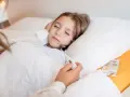 Czy budzić dziecko na lek przeciwgorączkowy? Kluczowe wskazówki dla rodziców
