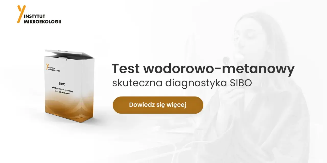 Kobieta wykonująca test oddechowy SIBO z urządzeniem przy nosie, obok pudełko testu.