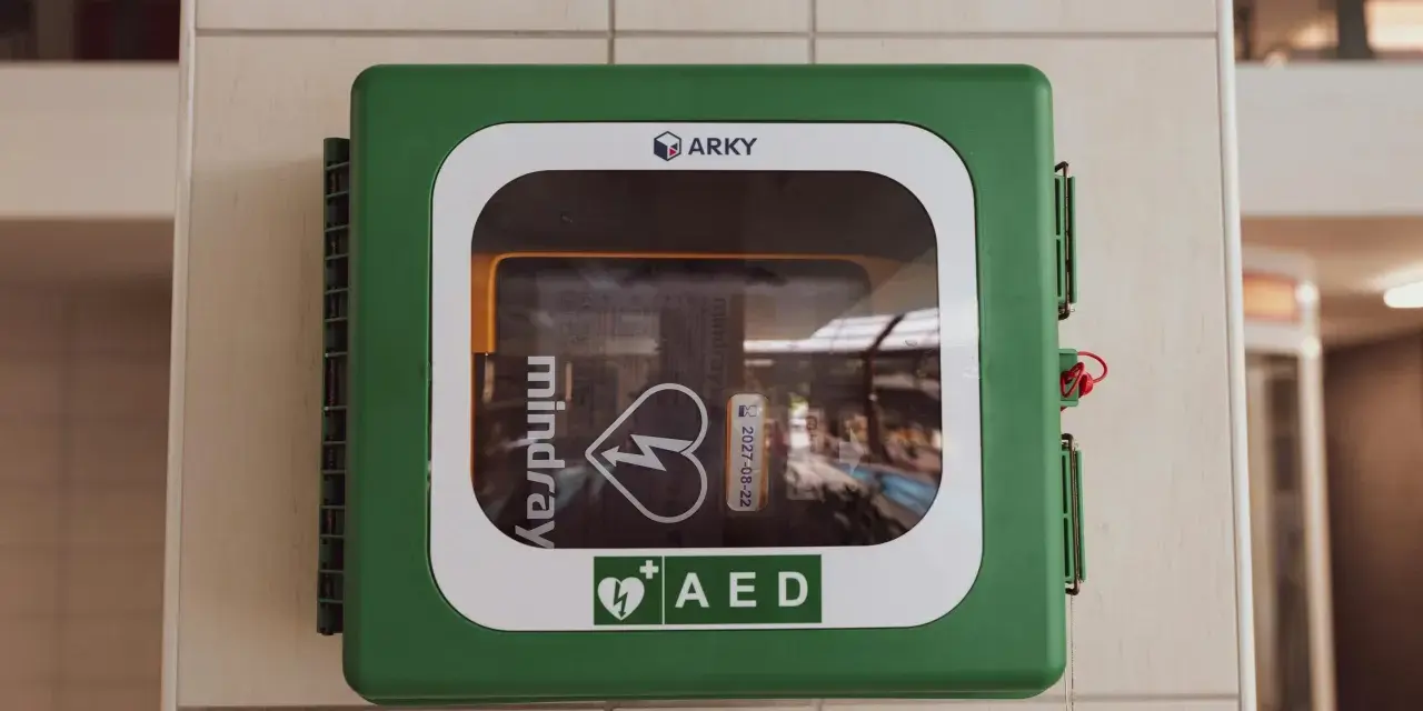 Zielona obudowa AED z logo Mindray i symbolem serca z błyskawicą.