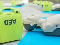 Po co używa się defibrylator AED i jak ratuje życie w krytycznych chwilach