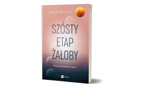 Książka "Szósty etap żałoby" Davida Kesslera, z grafiką księżyców symbolizujących etapy żałoby, w poszukiwaniu sensu.