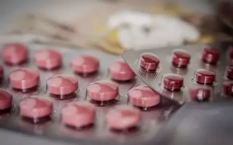Czy sprawdzają leki na lotnisku? Ważne informacje dla podróżnych