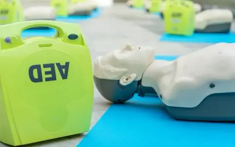 Po co używa się defibrylator AED i jak ratuje życie w krytycznych chwilach