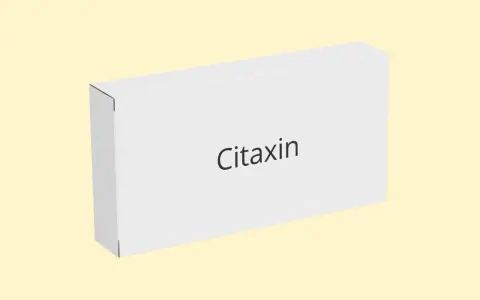 Białe pudełko z napisem "Citaxin" na jasnym, żółtym tle.