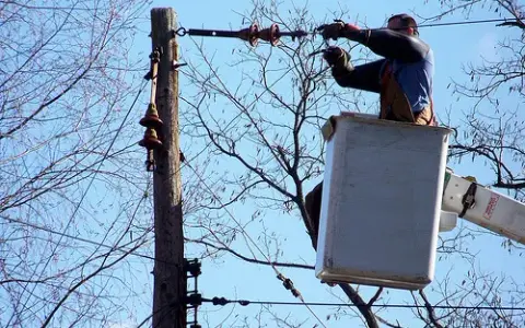 Jaki jest numer na pogotowie elektryczne? Nie daj się zaskoczyć awarią!