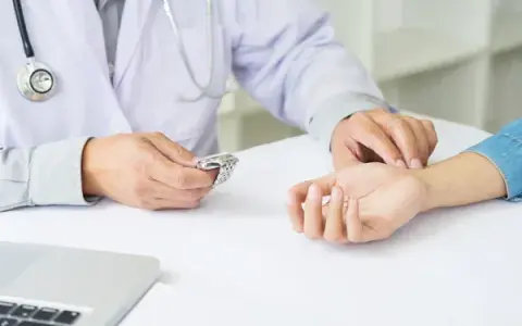 Czy lekarz na pogotowiu może wystawić zwolnienie? Sprawdź warunki