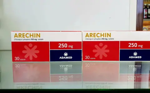 Dwie paczki leku Arechin (hydroksychlorochina) 250 mg od Adamed, każda zawiera 30 tabletek.