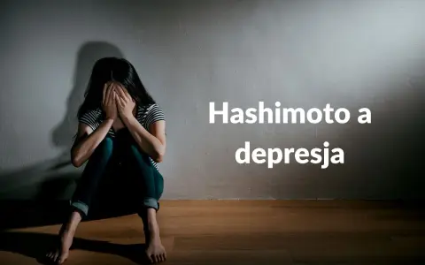 Smutna kobieta siedzi na podłodze, zakrywając twarz dłońmi. Tekst: Hashimoto a depresja. Niedoczynność tarczycy może objawiać się psychicznie.