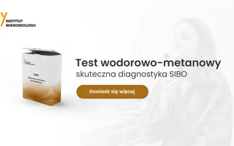 Kobieta wykonująca test oddechowy SIBO z urządzeniem przy nosie, obok pudełko testu.