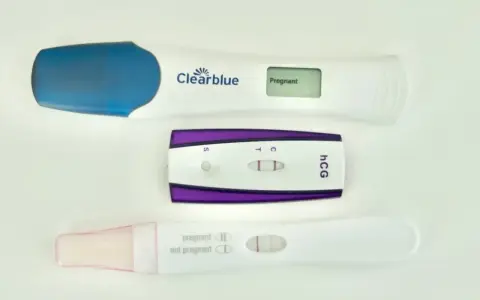 Trzy testy ciążowe, dwa z pozytywnym wynikiem, jeden cyfrowy pokazuje "Pregnant". Może to być obraz sytuacji, gdy wystąpiła ciąża biochemiczna.