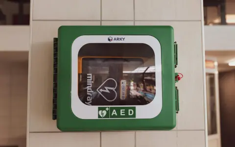 Zielona obudowa AED z logo Mindray i symbolem serca z błyskawicą.