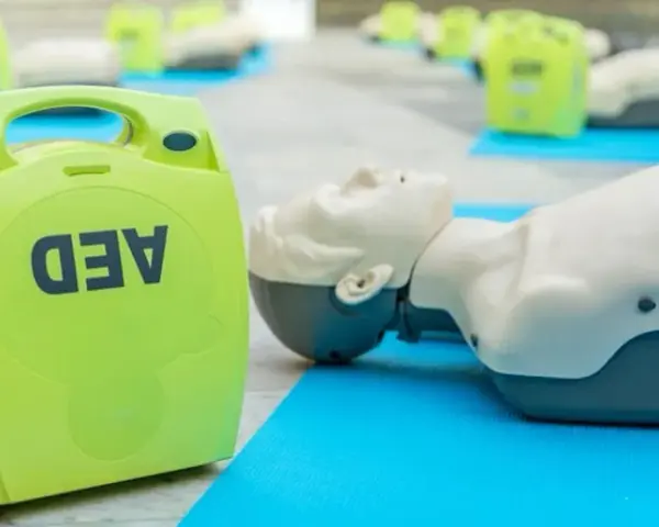 Po co używa się defibrylator AED i jak ratuje życie w krytycznych chwilach
