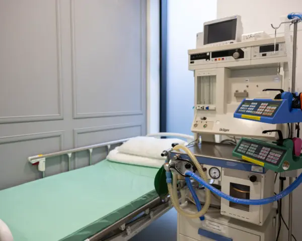Łóżko szpitalne z aparaturą do znieczulenia ogólnego.