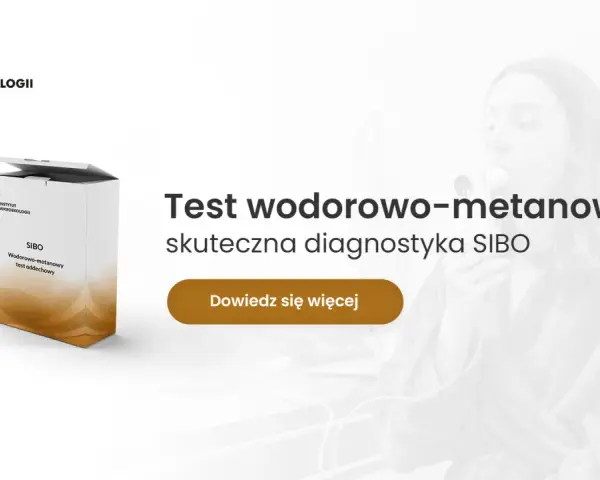 Kobieta wykonująca test oddechowy SIBO z urządzeniem przy nosie, obok pudełko testu.