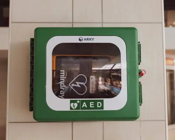 Zielona obudowa AED z logo Mindray i symbolem serca z błyskawicą.