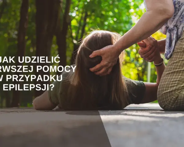 Starsza osoba pomaga osobie leżącej na ziemi. Tekst: "Jak udzielić pierwszej pomocy w przypadku epilepsji?". Dowiedz się, co to epilepsja i jak reagować.