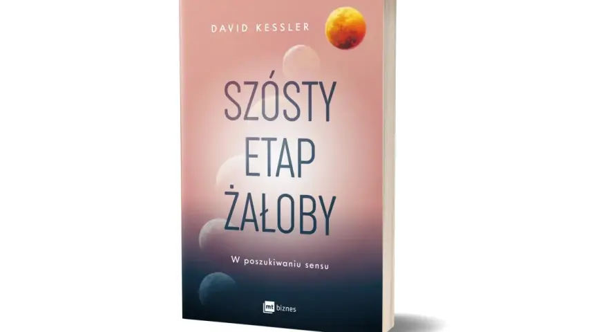 Książka "Szósty etap żałoby" Davida Kesslera, z grafiką księżyców symbolizujących etapy żałoby, w poszukiwaniu sensu.