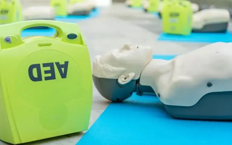 Po co używa się defibrylator AED i jak ratuje życie w krytycznych chwilach