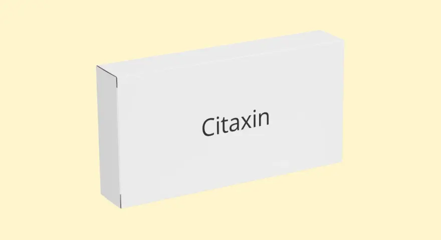 Białe pudełko z napisem "Citaxin" na jasnym, żółtym tle.