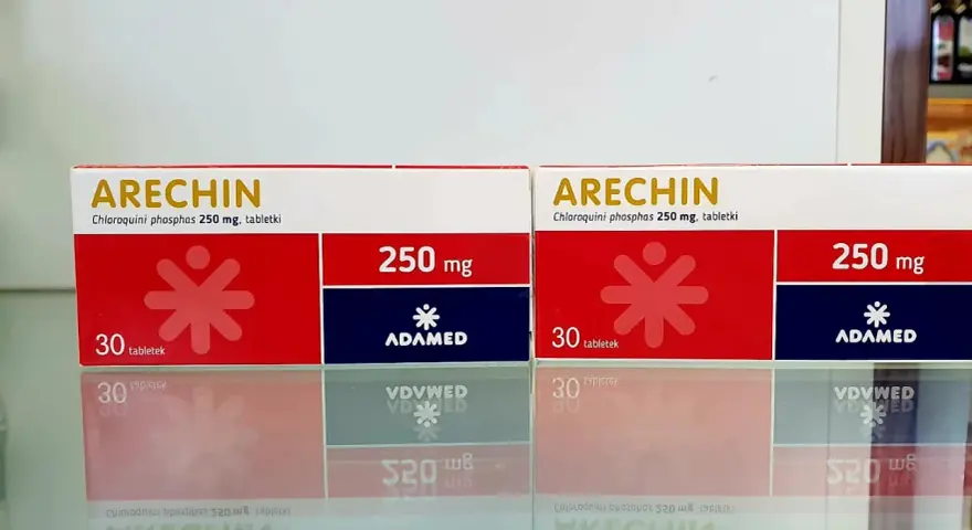 Dwie paczki leku Arechin (hydroksychlorochina) 250 mg od Adamed, każda zawiera 30 tabletek.