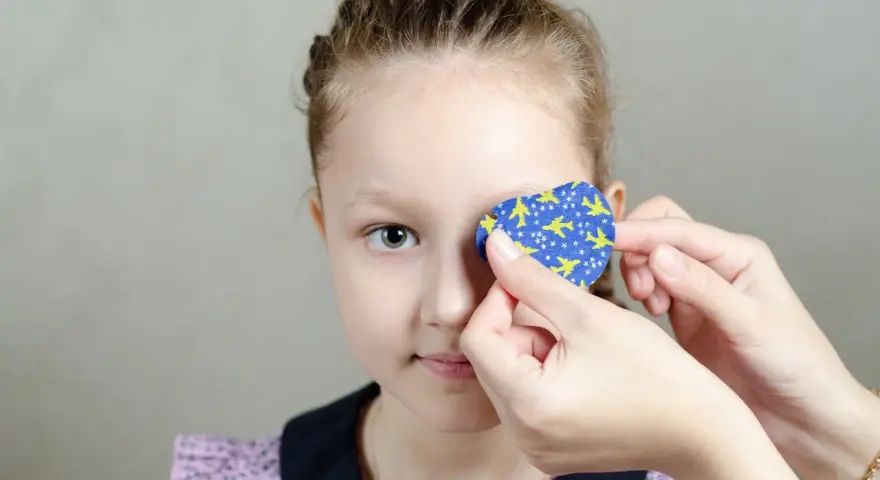 Dziecko z plastrem na oku, być może z powodu astygmatyzmu objawy.