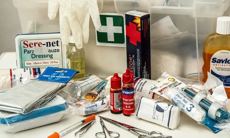 Gdzie powinna znajdować się apteczka pierwszej pomocy, aby być gotowym?