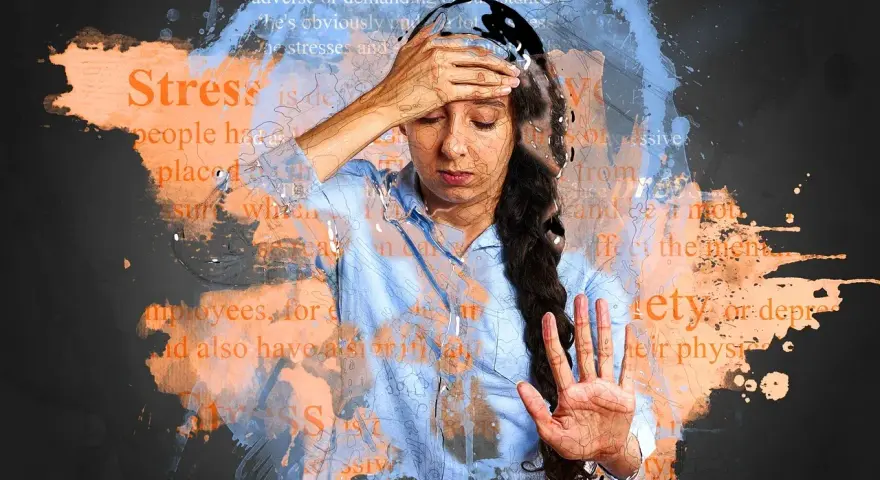Kobieta z ręką na czole, otoczona słowami "stress", "emotional strain", "anxiety", "depression". Może to symbolizować niedobór witaminy B12 - objawy psychiczne.