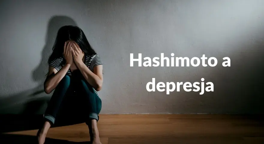 Smutna kobieta siedzi na podłodze, zakrywając twarz dłońmi. Tekst: Hashimoto a depresja. Niedoczynność tarczycy może objawiać się psychicznie.