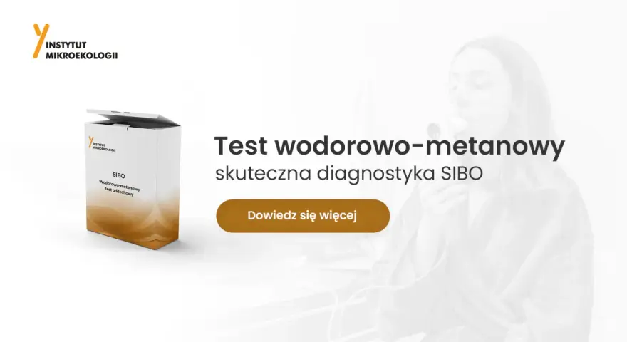 Kobieta wykonująca test oddechowy SIBO z urządzeniem przy nosie, obok pudełko testu.