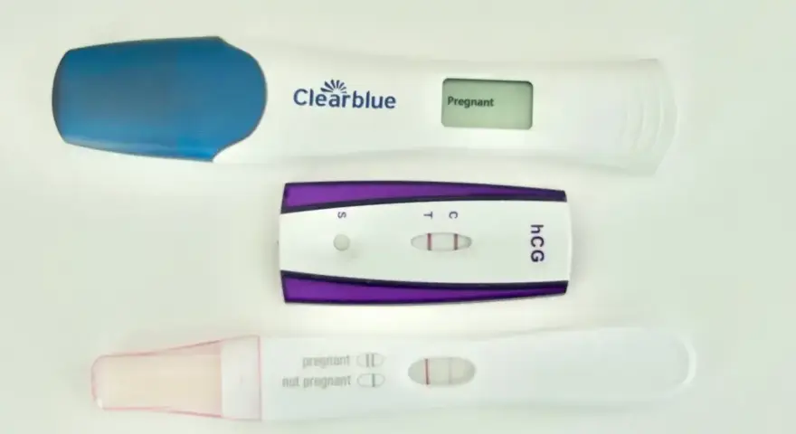 Trzy testy ciążowe, dwa z pozytywnym wynikiem, jeden cyfrowy pokazuje "Pregnant". Może to być obraz sytuacji, gdy wystąpiła ciąża biochemiczna.