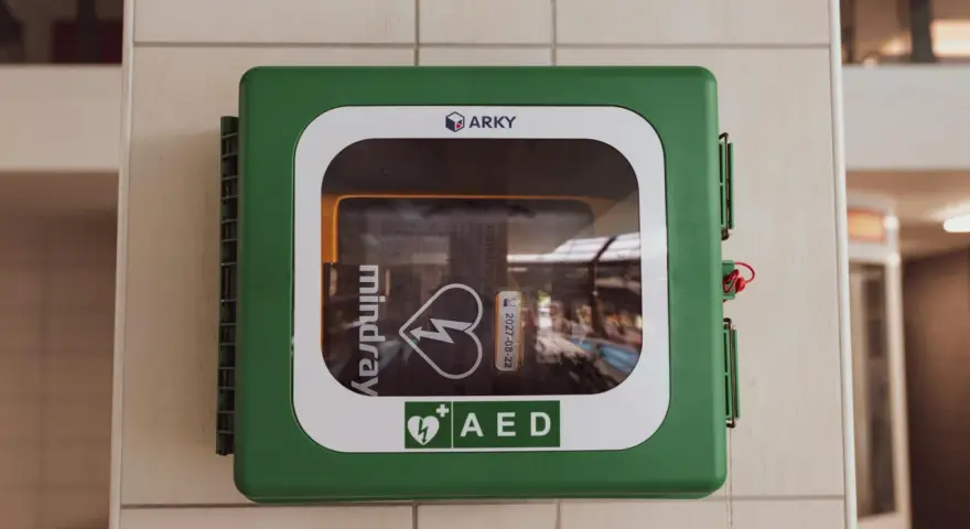Zielona obudowa AED z logo Mindray i symbolem serca z błyskawicą.