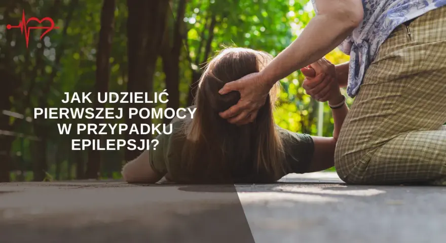 Starsza osoba pomaga osobie leżącej na ziemi. Tekst: "Jak udzielić pierwszej pomocy w przypadku epilepsji?". Dowiedz się, co to epilepsja i jak reagować.