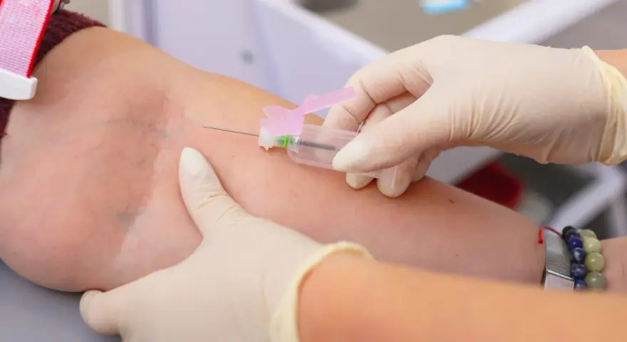 Pobieranie krwi do badań. Wyniki mogą wykazać, że limfocyty wysokie, co wymaga dalszej diagnostyki.