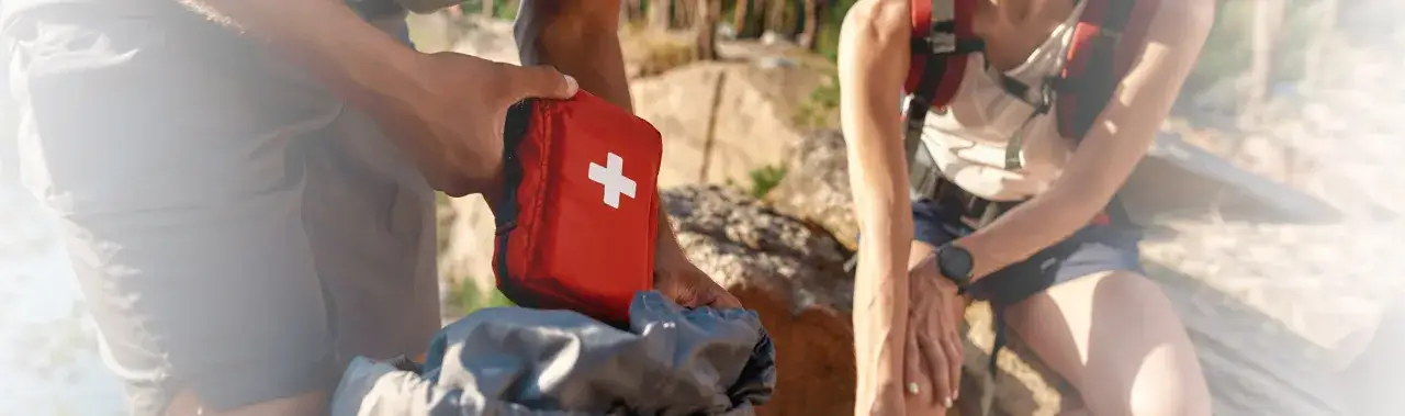 Zdjęcie Co do apteczki na wyjazd? Kluczowe leki i akcesoria, które ratują zdrowie