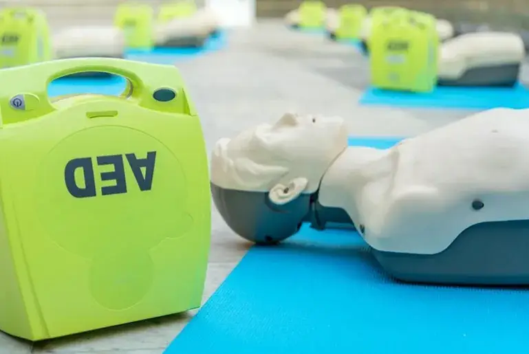 Zdjęcie Ile volt ma defibrylator? Poznaj kluczowe napięcia i ich znaczenie